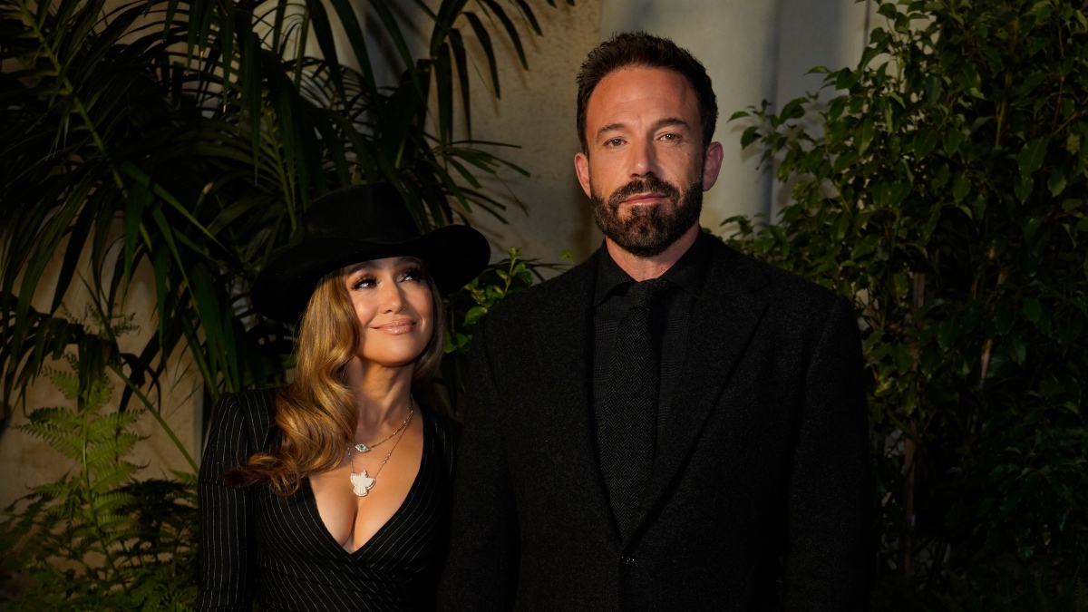 JLo y Ben Affleck se estrenan en alfombra roja como matrimonio