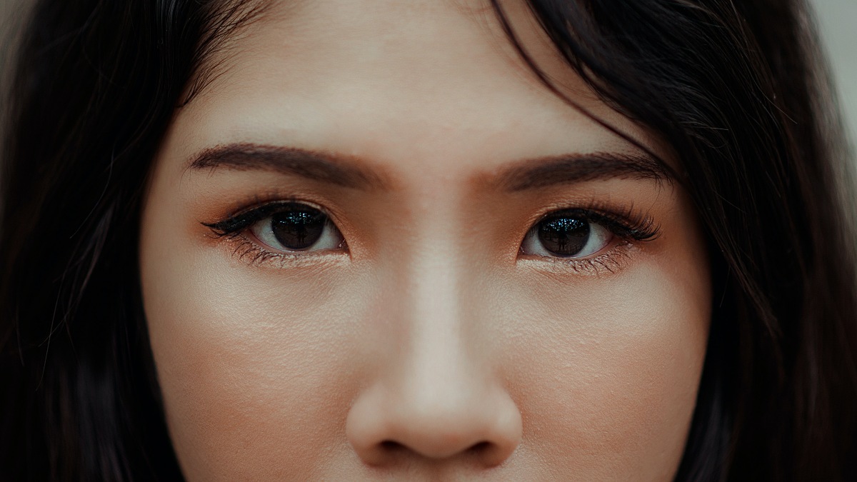 El hack para tener cejas perfectas usando un cepillo de dientes